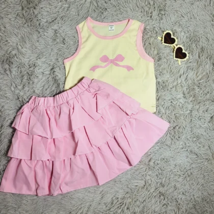 CONJUNTO PARA NIÑA FALDA ROSADA CON VOLANTES Y BLUSA CON LAZO – ESTILO DULCE Y ELEGANTE