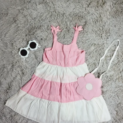 VESTIDO PARA NIÑA ROSADO Y BLANCO CON DETALLE DE LAZO Y CARTERA FLORAL