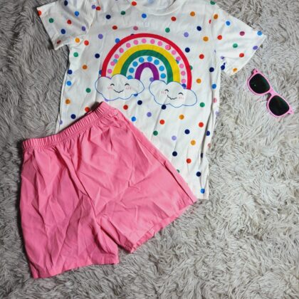 CONJUNTO PARA NIÑA CON ESTAMPADO DE ARCOÍRIS Y SHORT ROSADO – ESTILO DIVERTIDO Y MODERNO #6