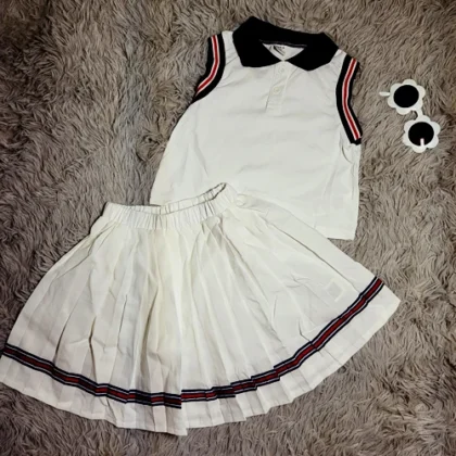 CONJUNTO DE FALDA BLANCA CON RAYA EN EL CUELLO ROJA Y AZUL MARINA