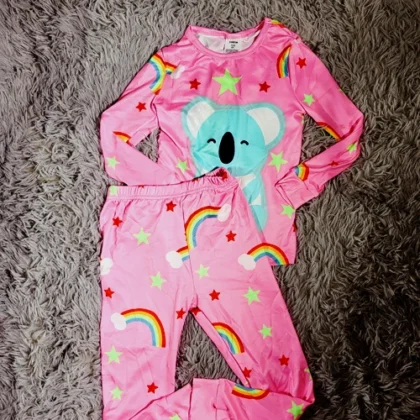 PIJAMA ROSADA DE ARCOIRIS Y KOALA