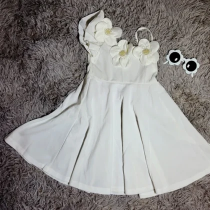 VESTIDO BLANCO CON FLOR EN EL HOMBRO
