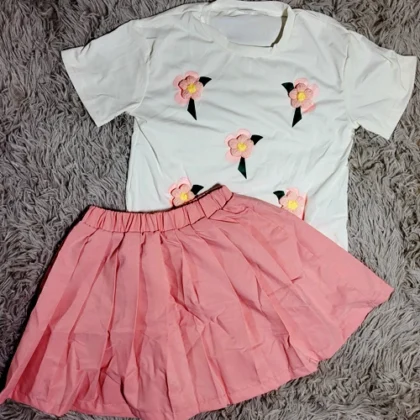 CONJUNTO DE FALDA ROSADA Y BLUSA BLANCA CON FLORES#6