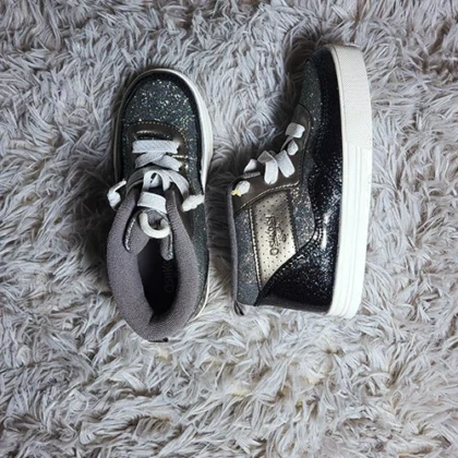 TENIS GRIS CON BRILLO