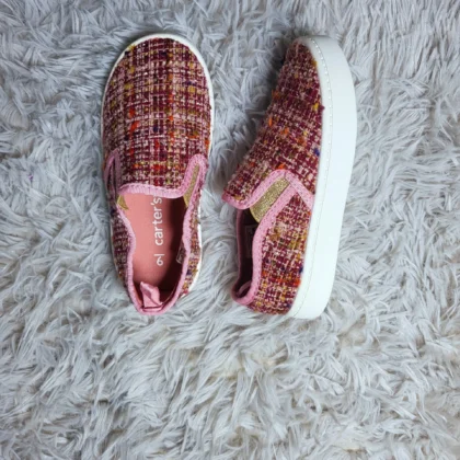 ZAPATOS PARA NIÑA TIPO SLIP-ON ROSADOS TEXTURIZADOS – ESTILO CASUAL Y CÓMODO